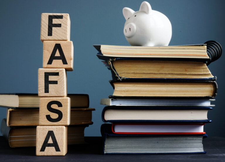 Guía para estudiantes sobre ayuda financiera y FAFSA