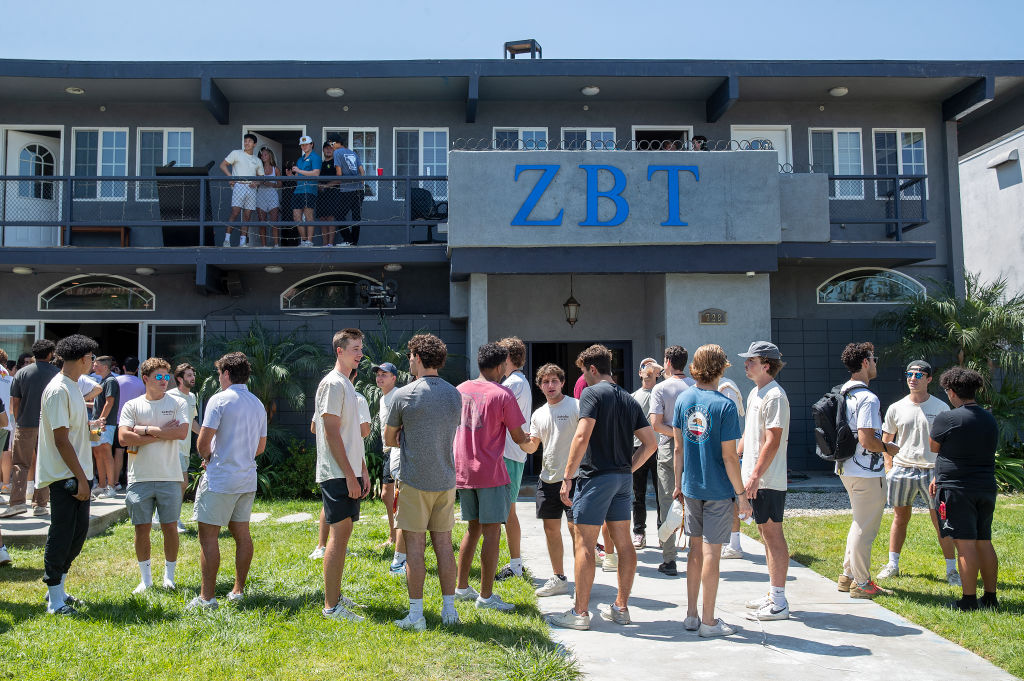 LOS ANGELES, CA -AUGUST 19, 2022:USC students are photographed in front of Zeta Beta Tau fraternity house located along USC fraternity row, 28th St. in Los Angeles, during the kick off of rush week. Several fraternities including Zeta Beta TAu formally severed ties with USC earlier this month. Now those frats have come together to form the University Park Interfraternity Council.