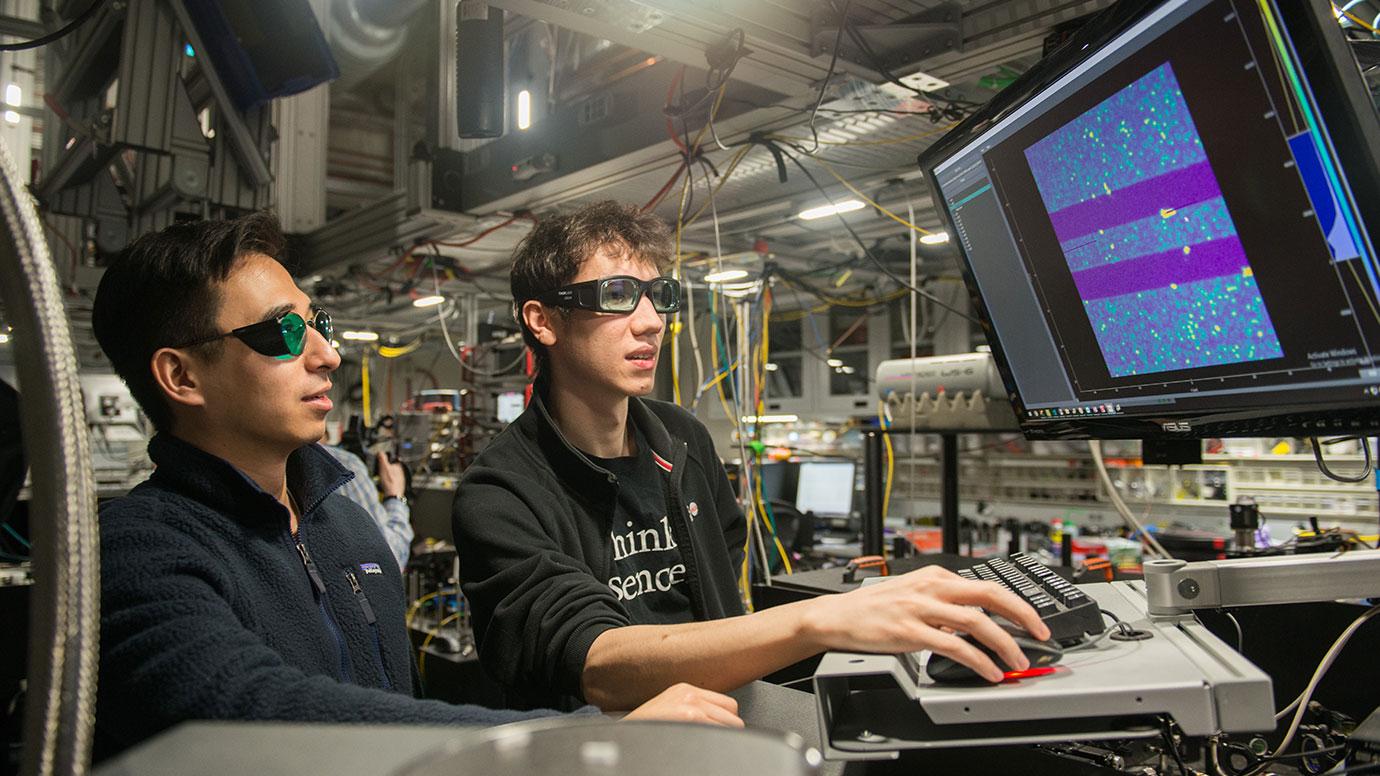 students-work-on-quantum-computing-projects